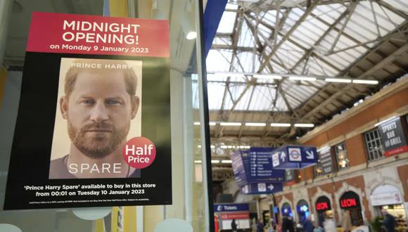 Un cartel anuncia la apertura a medianoche de una tienda para vender el nuevo libro del príncipe Harry llamado 'Spare' en Londres, el lunes 9 de enero de 2023. (Foto AP/Kirsty Wigglesworth).
