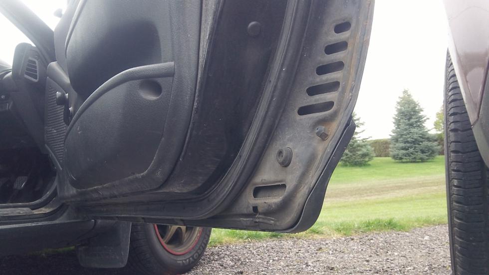 Revisar los bordes de las puertas fij&aacute;ndose que los pernos y bisagras no est&eacute;n oxidados.