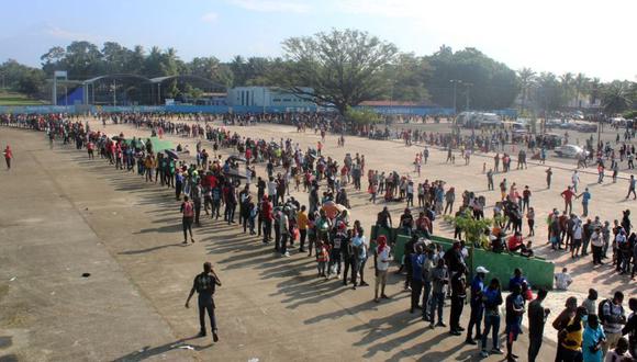 Migrantes, en su mayoría haitianos, hacen fila para tramitar su solicitud de refugiados hoy, en la ciudad de Tapachula. (Foto: EFE/ Juan Manuel Blanco).