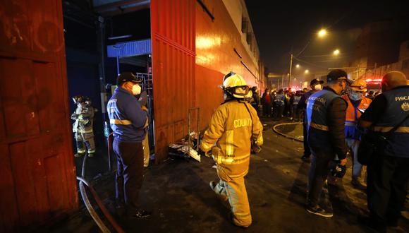 Bomberos controlan incendio de galería donde se venden zapatillas y ropa. (Foto: César Bueno / @photo.gec)