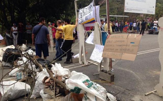 Caracas inicia la semana cubierta por barricadas - 1