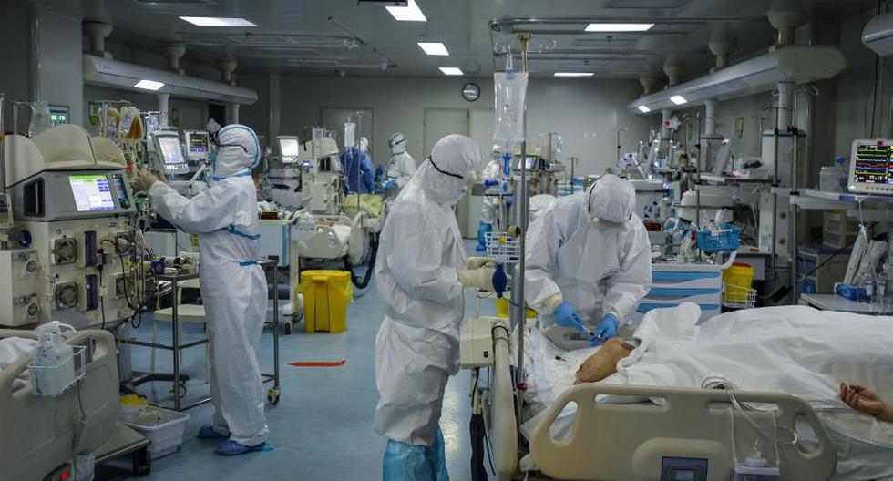 Doctores chino trabajan en el área de cuidados para pacientes con coronavirus. En la provincia de Hubei, foco de la epidemia, se han registrado 65.596 casos confirmados. (EFE)