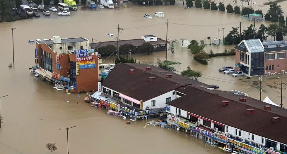 Los edificios están inundados por las fuertes lluvias causadas por el tifón Mitag en Gangneung. (AFP)