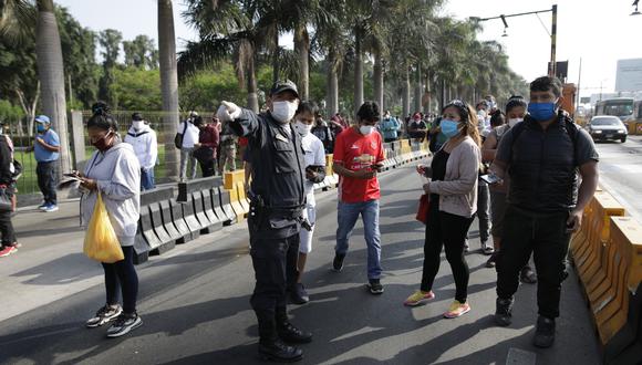 Policías realizan operativo durante el aislamiento social obligatorio en Lima, Perú. (Foto: Anthony Niño de Guzmán/ GEC)