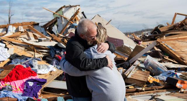 Mike Castle abraza a su hija Nikki Castle después de localizar el collar de padre e hija que pensaba regalarle a Nikki en Navidad, después del tornado en Dawson Springs, Kentucky, EE.UU. (Foto: Minh Connors / EE.UU. HOY RED a través de REUTERS).