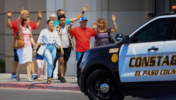 Los compradores salen con las manos en alto después de un tiroteo masivo en un Walmart en El Paso, Texas, el 3 de agosto del 2019. (REUTERS / Jorge Salgado).