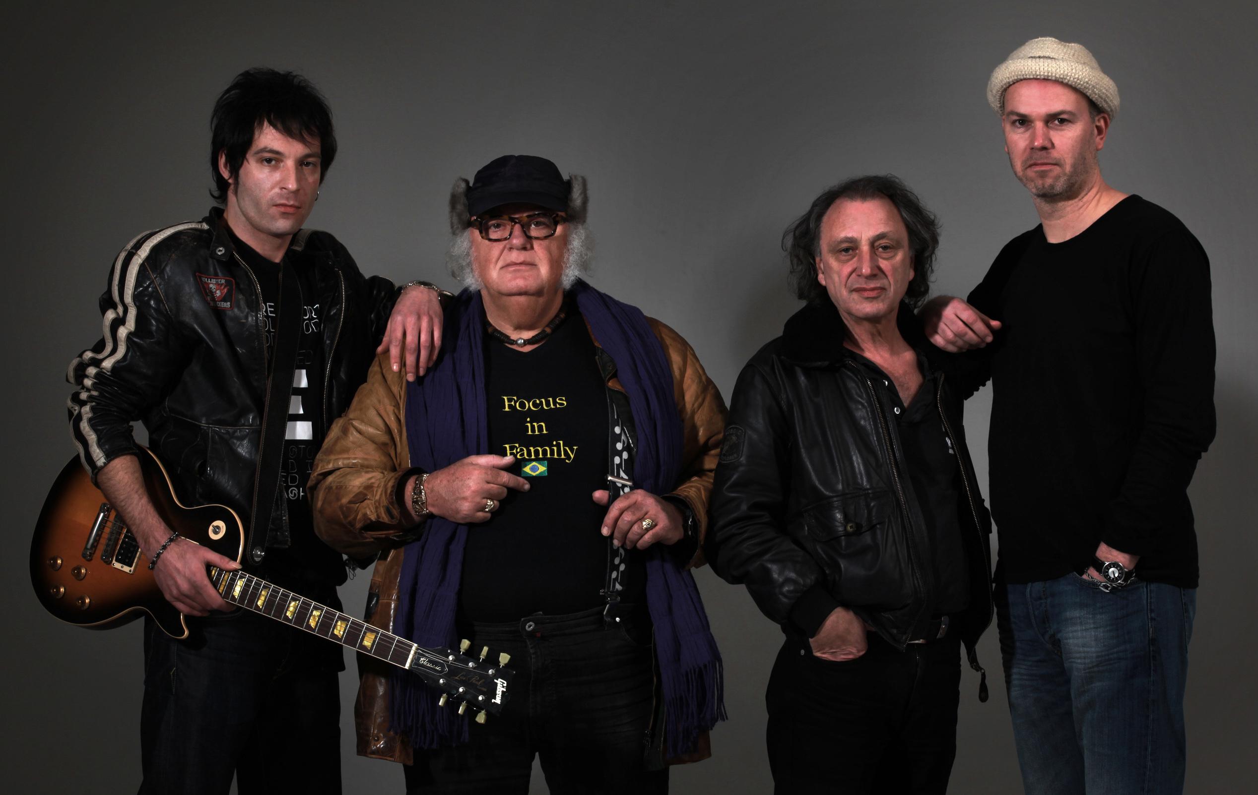 El músico y flautista Thijs van Leer rodeado por los actuales integrantes de Focus.