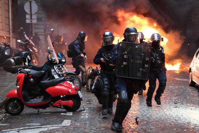 Estas son algunas imágenes de la jornada de protestas de los chalecos amarillos en Francia. (AFP)