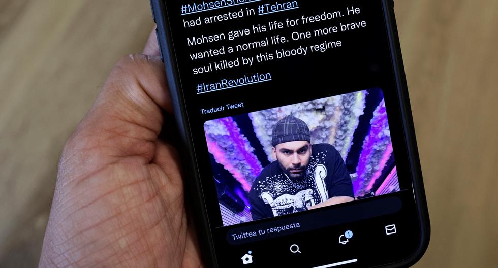 Una persona muestra un tuit sobre el ahorcamiento de Mohsen Shekari por parte de las autoridades de Irán. (Foto de AFP).