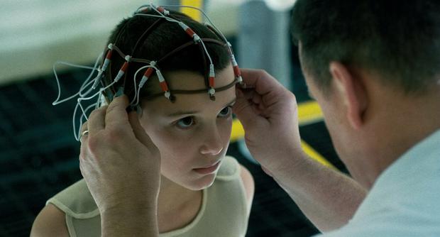 Eleven (Millie Bobby Brown) es una chica con poderes mentales que es utilizada con propósitos oscuros en un laboratorio en Hawkins (Imagen: Netflix)