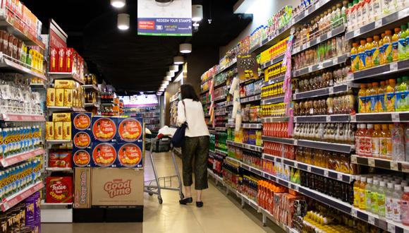 Una persona comprando en un supermercado. (Imagen: Pixalay)