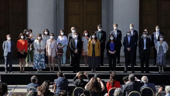 El presidente electo de Chile, Gabriel Boric (C), posa para una fotografía con sus ministros durante la presentación de su gabinete de gobierno en el Museo de Historia Natural de Santiago, el 21 de enero de 2022. (Foto de JAVIER TORRES / AFP)