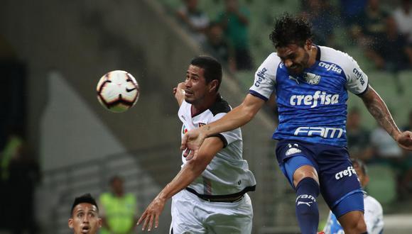 David Villalba y Ricardo Goulart luchando por una pelota en los aires. (Foto: AFP)