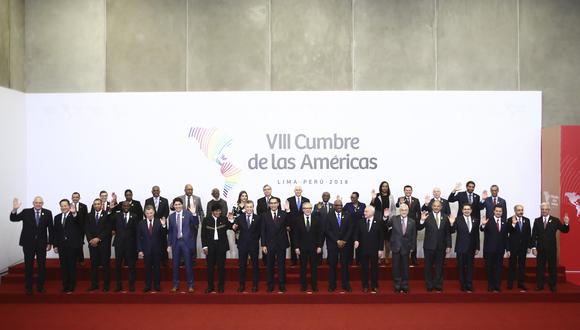 De no ser por la emergencia que obligó al presidente de Ecuador a regresar antes de tiempo a su país, ninguna mujer de Sudamérica habría aparecido en la llamada foto de familia de la VIII Cumbre de las Américas. (Bloomberg)