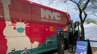 Nueva York despliega minibuses para vacunar contra el coronavirus a los sintecho