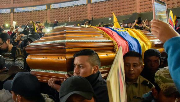 un grupo de policías de Ecuador carga el ataúd de un dirigente indígena que murió en la protesta del miércoles. (AFP / RODRIGO BUENDIA).