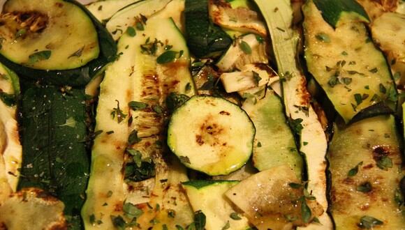 Las calabacitas o zucchini son un gran acompañamiento para el pollo o carnes. (Foto: LaCamila / Pixabay)
