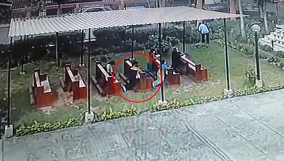 Cámaras de seguridad registraron el preciso momento en que mujer roba cartera de una feligresa. (Foto: Municipalidad de Surco)