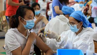 China administra casi 900 millones de vacunas contra el COVID-19 al 46% de su población