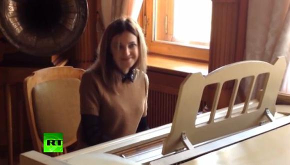 La bella fiscal de Crimea encanta con el piano [VIDEO]