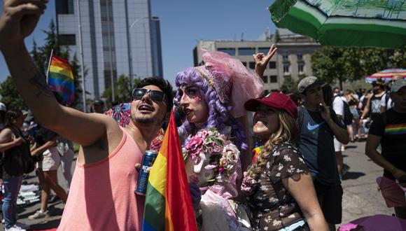 Los juerguistas participan en el Desfile del Orgullo Gay en Santiago.