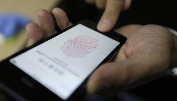 El lector de huella dactilar toma puntos de la huella que considera únicos e irrepetibles. Es el procedimiento habitual para comprar un chip. Esto no se podrá hacer mientras dure el periodo de emergencia por el coronavirus.  (Foto: Reuters)