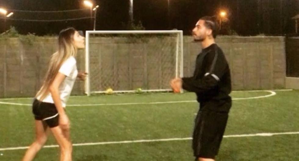 Maluma demostró que es muy bueno dominando el balón y así se enfrentó a un mano a mano con la futbolista colombiana, Daniela Henao. (Foto: Instagram)