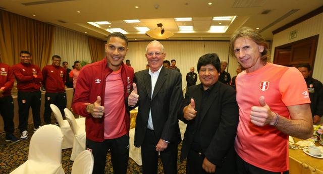En setiembre del 2016, pese a las pocas chances que tenía Perú de asistir a la justa mundialista de Rusia, PPK visitó al plantel de Ricardo Gareca antes del partido que disputaría contra Ecuador. (Foto: Andina)