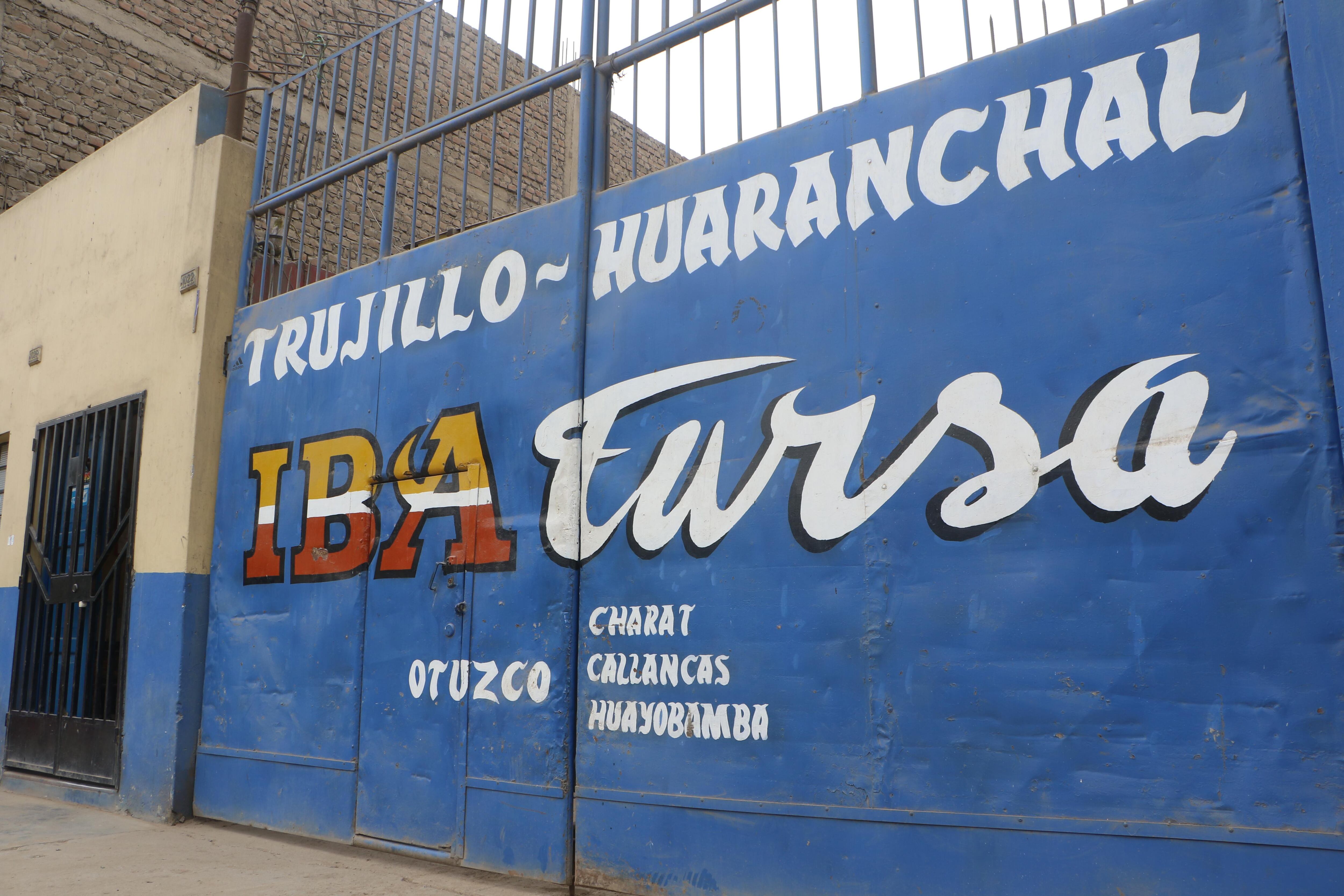 La fachada de la empresa de transportes que protagonizó el fatal accidente en Otuzco. (Foto: Johnny Aurazo)