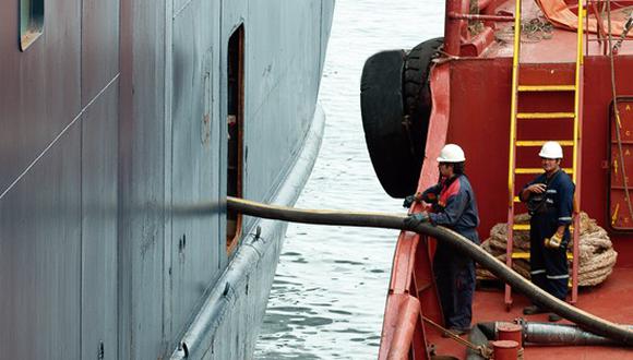 Repsol abastece el 60% del mercado de bunkering. El combustible se surte con ayuda de barcazas que se acercan a las naves.
Muchas son de la propia empresa de combustible y otras de proveedores especializados. (Foto: APAM)