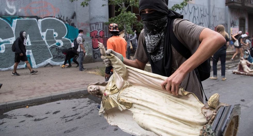Chilenos enfurecidos arman barricada con estatuas religiosas | FOTOS - El Comercio - Perú
