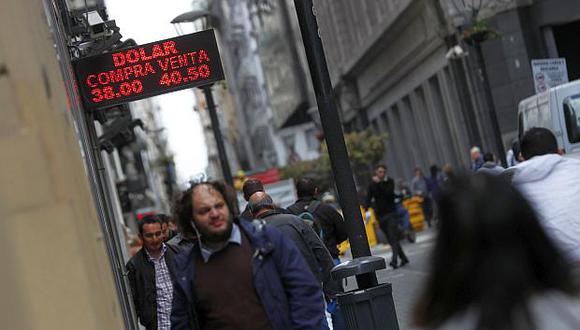 El peso argentino acumula una caída de 55.34% en lo que va del 2018. (Foto: EFE)