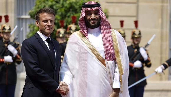 El presidente de Francia, Emmanuel Macron, saluda al príncipe heredero de Arabia Saudita, Mohammed bin Salman, cuando llega al Palacio presidencial del Elíseo en París. (Foto: Ludovic MARIN / AFP)