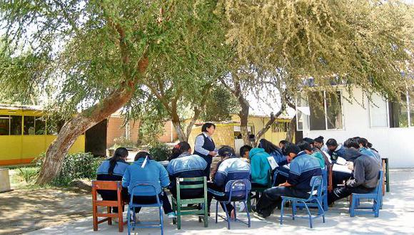 Alumnos estudian debajo de un árbol por aulas en pésimo estado