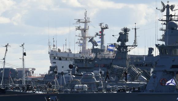 Se ven buques de guerra rusos amarrados en la base naval de Kronshtadt durante los preparativos para el desfile naval que se celebrará en San Petersburgo. (Foto: Olga MALTSEVA / AFP)