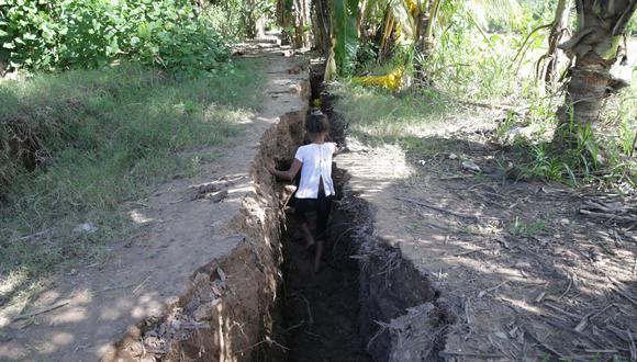 Seis de Enero fue uno de los centro poblados más castigados por el terremoto en Loreto. El suelo quedó trazado por enormes grietas como esta. (Foto: Alonso Chero / El Comercio)