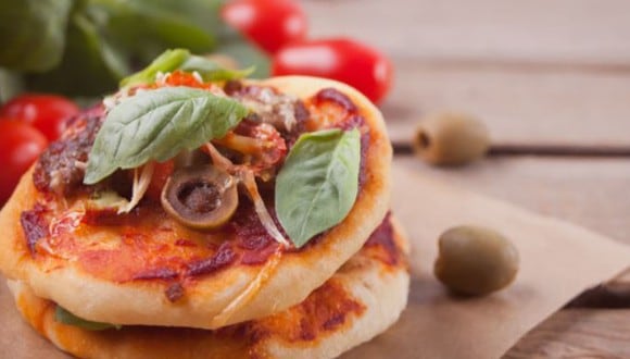 Pizza casera con pan pita (Foto: Freepik)