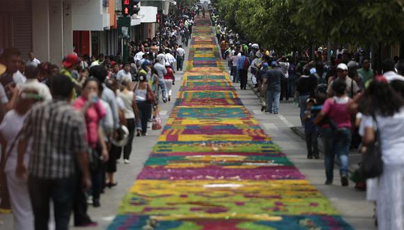 Guatemala logra récord de la alfombra más grande del mundo