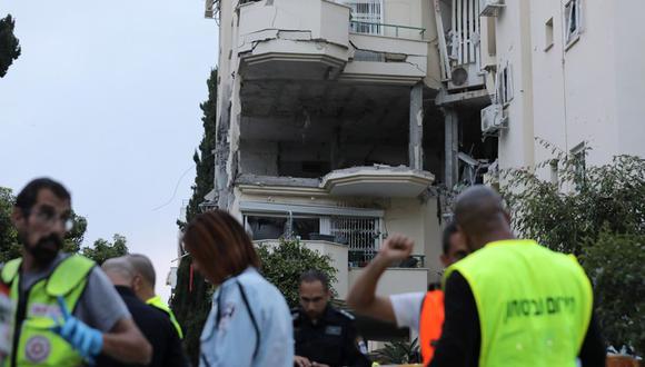 Los equipos de emergencia israelíes trabajan en el lugar donde un misil disparado desde la Franja de Gaza golpeó directamente un edificio residencial en la ciudad central de Rehovot, Israel, el 11 de mayo de 2023 (Foto: EFE/EPA/ABIR SULTAN)