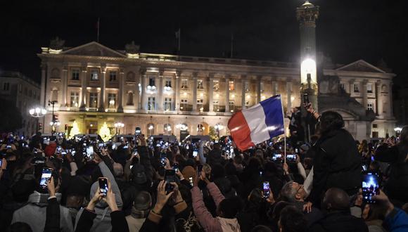 Los fanáticos toman fotografías mientras esperan en la Plaza de la Concordia la llegada de la selección francesa de fútbol al Hotel de Crillon, un día después del partido final de la Copa Mundial de Qatar 2022 contra Argentina, en el centro de París.