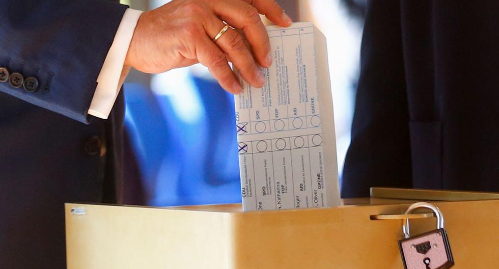 Armin Laschet, líder del partido conservador Unión Demócrata Cristiana (CDU) de Alemania y candidato a canciller, muestra su voto al depositarlo. (THILO SCHMUELGEN / AFP).