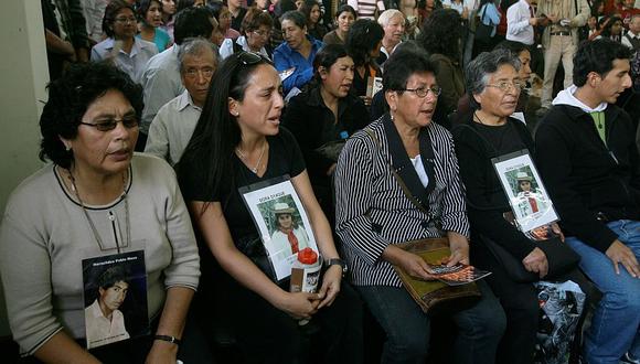 Los restos de los desaparecidos hallados en Cieneguilla y en un campo de tiro policial en Huachipa fueron entregados a sus familiares y velados en julio del 2008. Los deudos reclaman que todavía hay cinco víctimas que siguen sin ser ubicadas. (Archivo El Comercio)