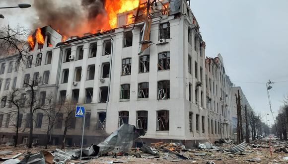 Una vista muestra el área cerca de la Universidad Nacional después del bombardeo ruso en Kharkiv, Ucrania. (Foto: Reuters)