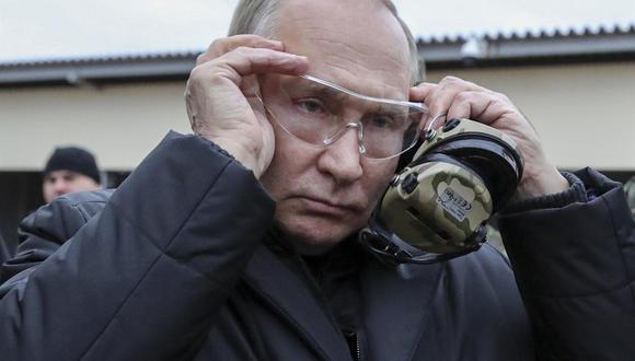 El presidente de Rusia, Vladimir Putin, se pone anteojos tácticos mientras inspecciona los entrenamiento de los militares movilizados en un campo de entrenamiento del Distrito Militar Occidental en la región de Ryazan. (EFE).