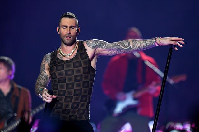 El vocalista de Maroon 5 durante su polémica presentación en el espectáculo de medio tiempo del Super Bowl 2019 (Foto: AFP).