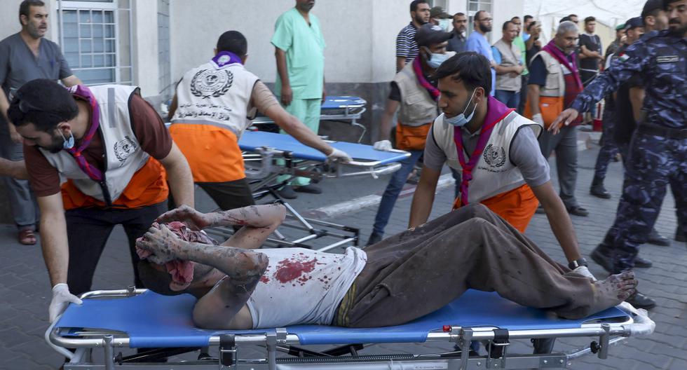 Un hombre herido es trasladado en camilla al hospital de al-Shifa tras los ataques israelíes en la ciudad de Gaza el 10 de octubre de 2023. (Foto de Mohammed ABED / AFP).