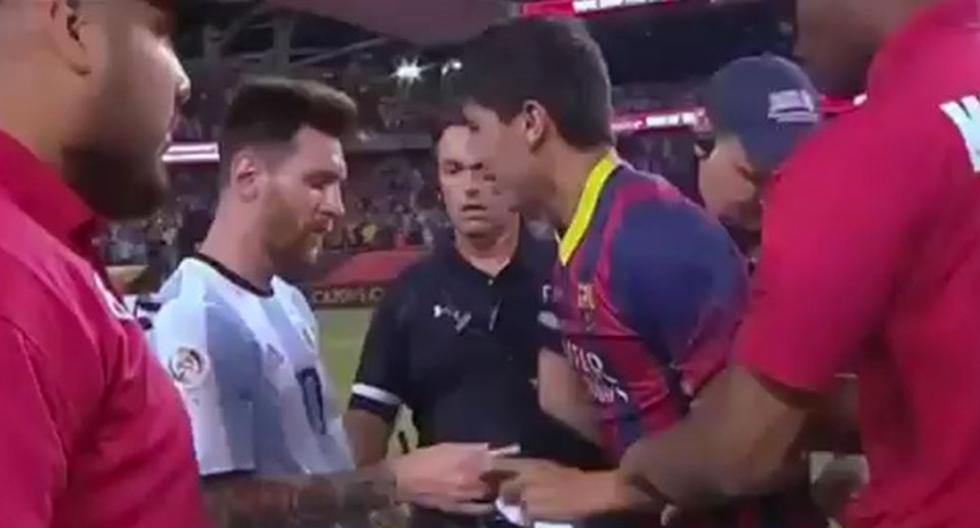 Lionel Messi y su actitud frente a hincha que se metió a la cancha en pleno Argentina vs Panamá por la Copa América. (Foto: Captura)