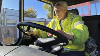 “No necesito GPS ni mapa, todo lo tengo en la cabeza”: el camionero de 90 años que se rehúsa a jubilarse y a entrar en los récords Guinness