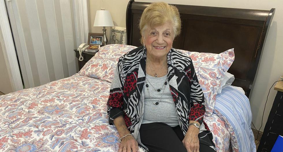 Anna Fortunato, de 90 años, sobreviviente al coronavirus posa para una foto en su habitación en la comunidad para ancianos The Arbors en Jericho, Nueva York. (AP Photo/Gabriella Bruzzese).