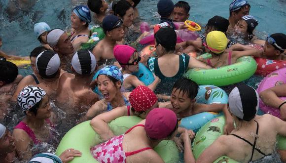 Varias personas nadan en una piscina de una parque acuático en Pyongyang. (Foto: AFP)